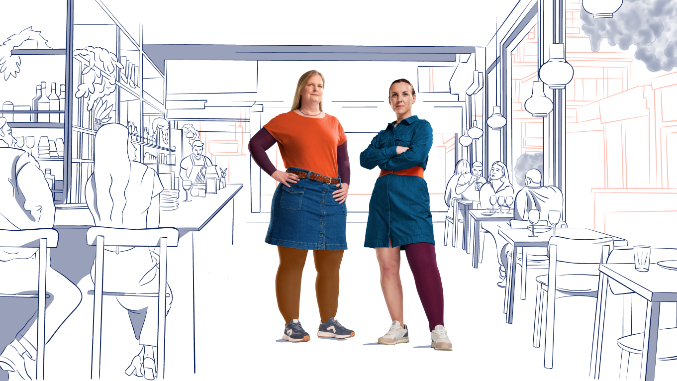 Unsere JOBST-Markenbotschafterinnen tragen JOBST Confidence-Kompressionsstrümpfe - eine mit Lipödem und die andere mit Lymphödem. Unsere Markenbotschafterinnen sind vor dem illustrierten Hintergrund eines Cafés zu sehen und werden von Menschen angestarrt.