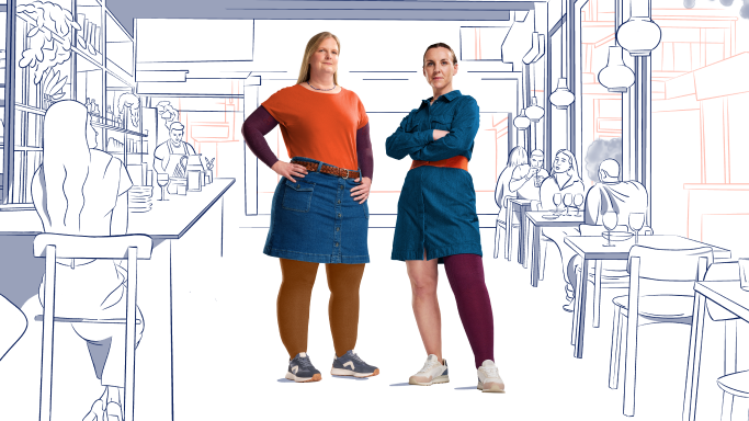 Unsere JOBST-Markenbotschafterinnen tragen JOBST Confidence-Kompressionsstrümpfe - eine mit Lipödem und die andere mit Lymphödem. Unsere Markenbotschafterinnen sind vor dem illustrierten Hintergrund eines Cafés zu sehen und werden von Menschen angestarrt.
